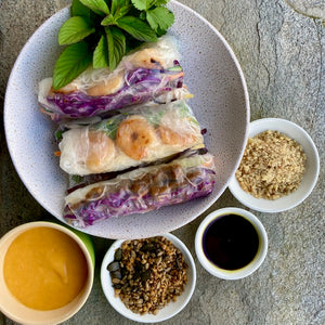 Rice paper rolls with crunchy seed toppers, pumpkin seed oil & spicy mango dip